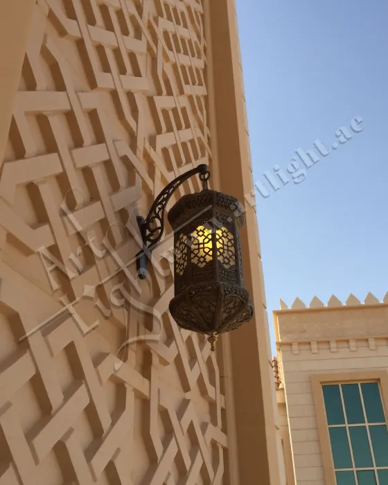 مصابيح جدارية عتيقة من النحاس لمسجد المنصوري من فن الإضاءة