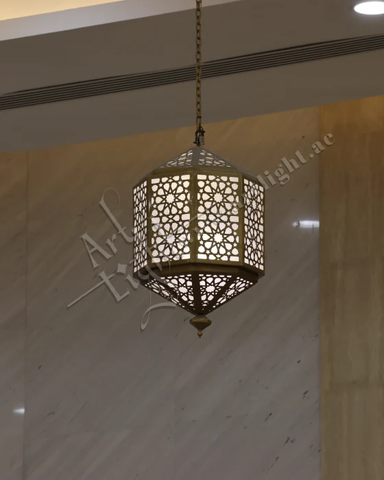 مسجد حسن عبد الله بلغوز دبي - فانوس نحاسي معلق من فن الإضاءة